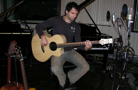 Mathias Dietrich (Die Prinzen) mit seinem Bass im Studio.